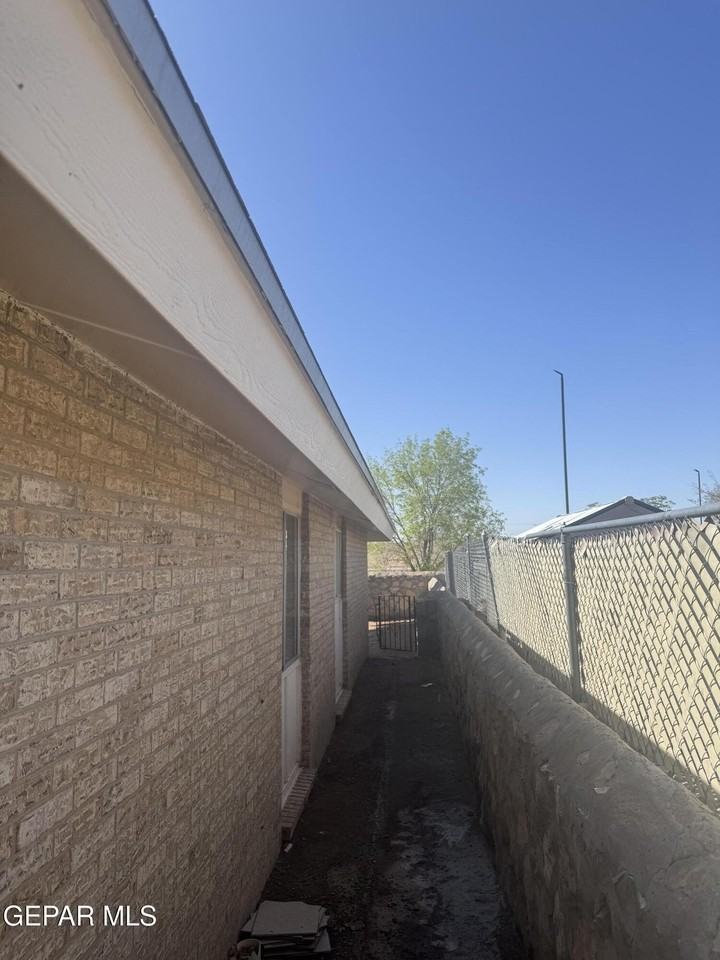 1924 Estrada Dr - Photo 3 of 19