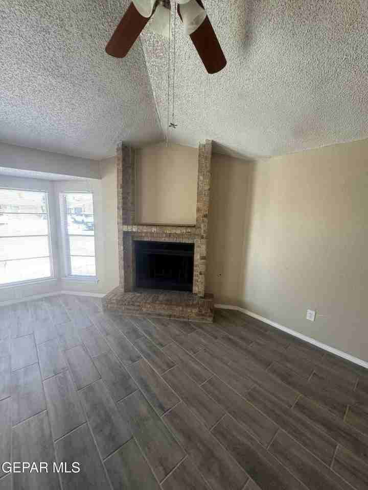1924 Estrada Dr - Photo 5 of 19
