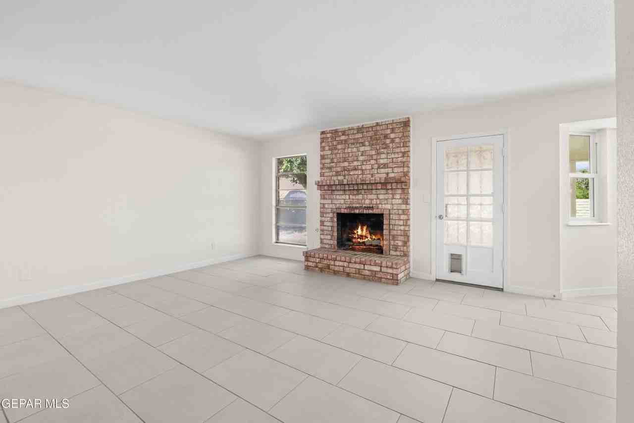 936 Oneida Dr - Photo 4 of 29