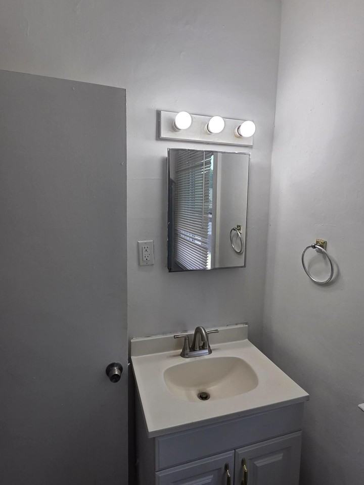 15757 Pinehurst St - Photo 7 of 23