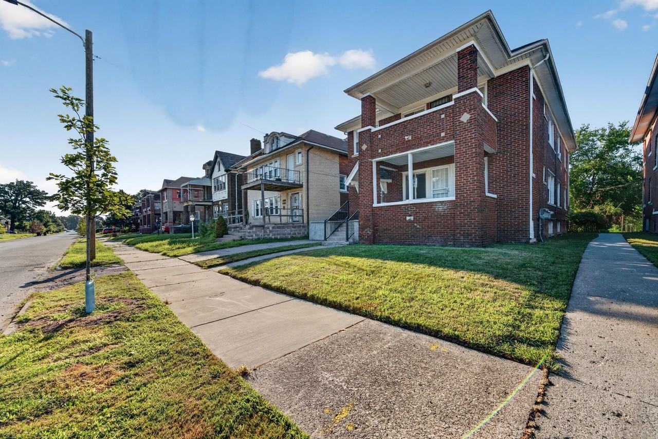 2025 Calvert St - Photo 4 of 40