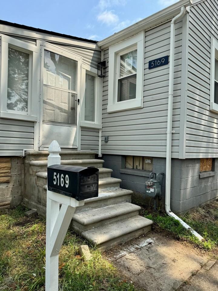 5169 Glenis St - Photo 3 of 19