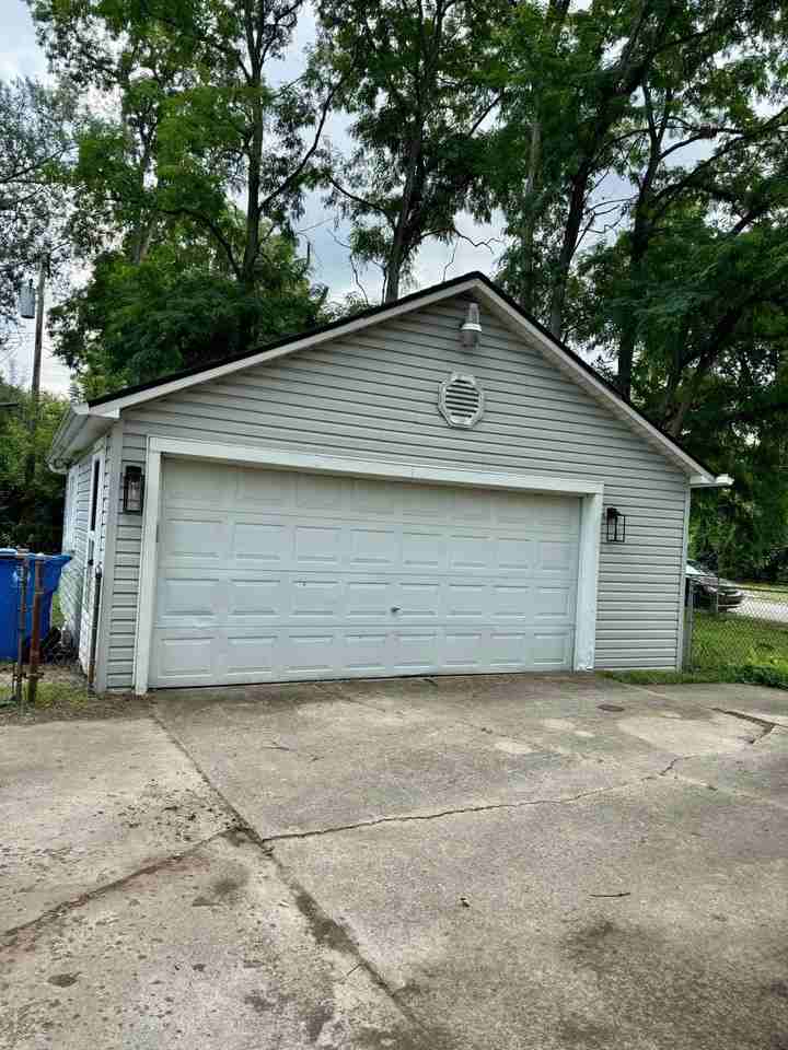 5169 Glenis St - Photo 4 of 19