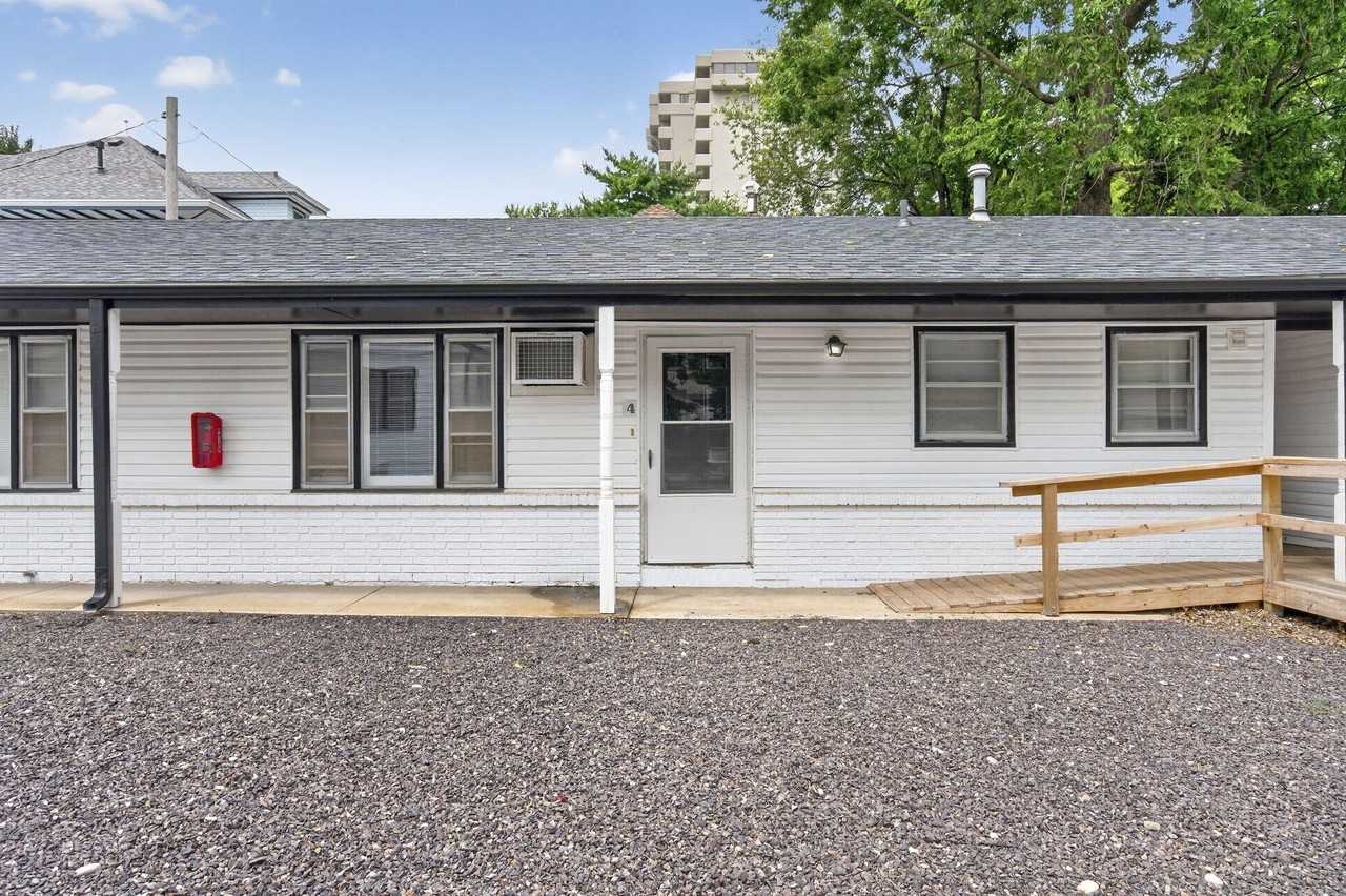 1009 E Walnut St #4 - Photo 3 of 24