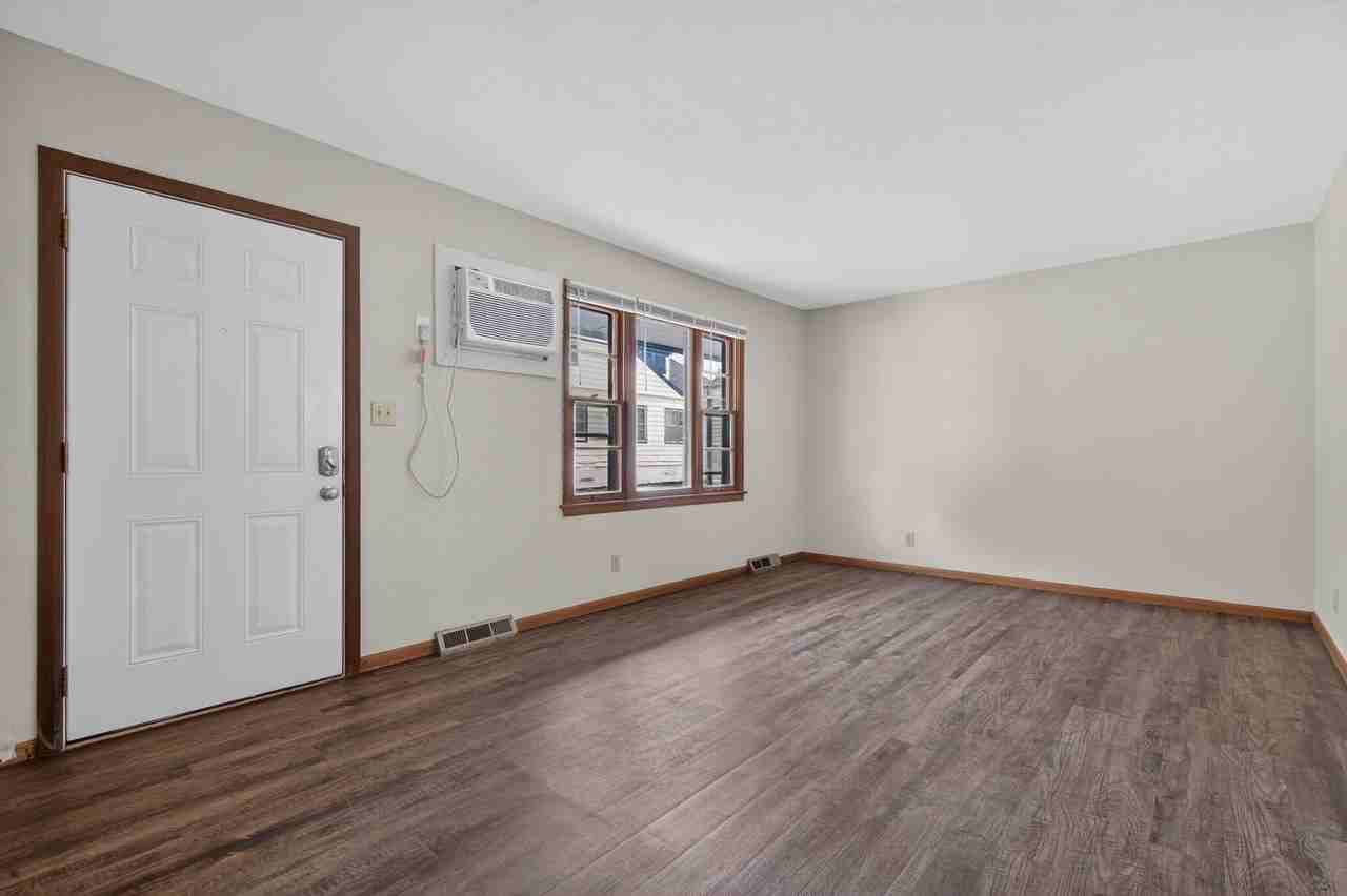 1009 E Walnut St #4 - Photo 4 of 24
