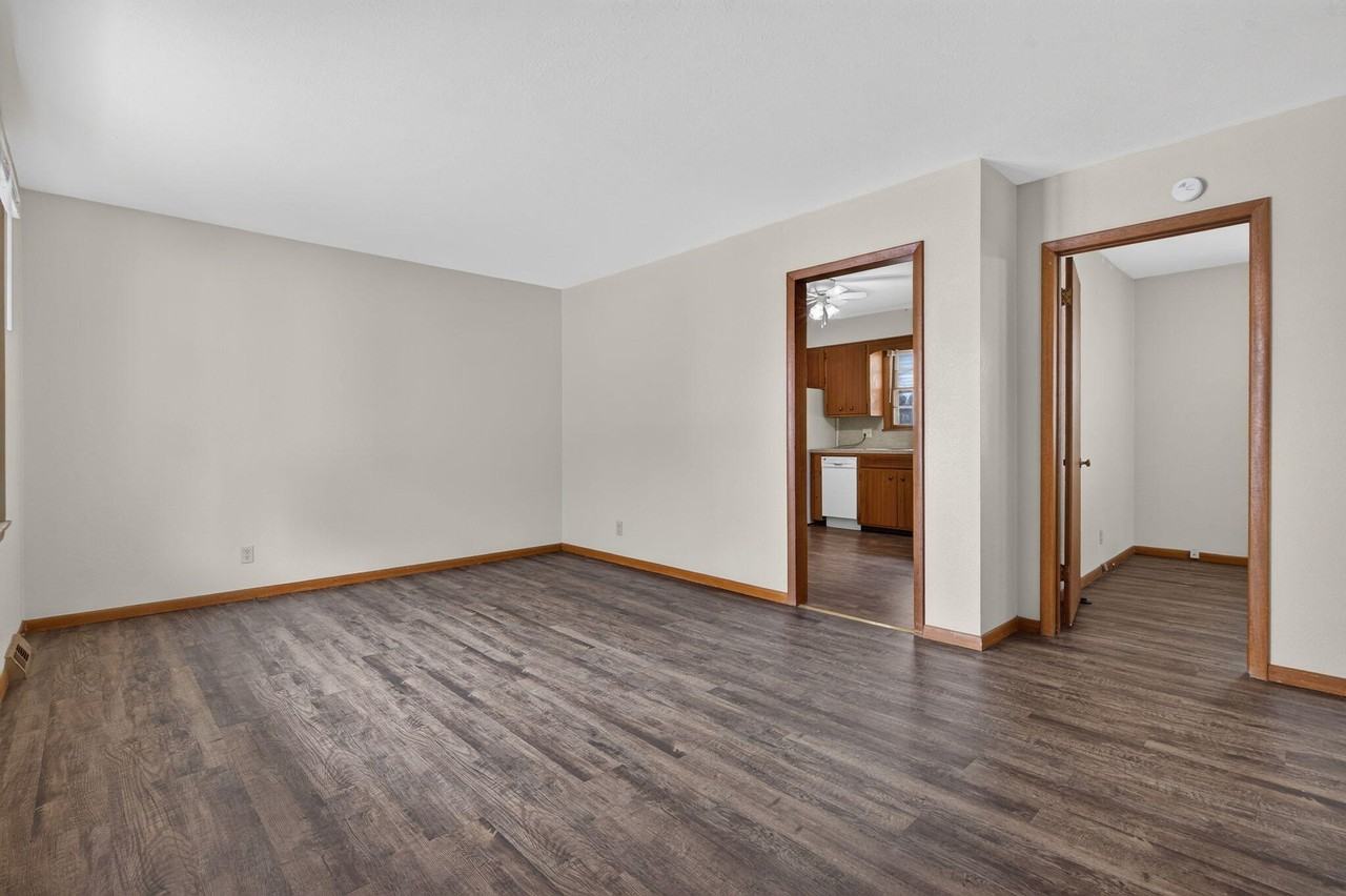 1009 E Walnut St #4 - Photo 5 of 24