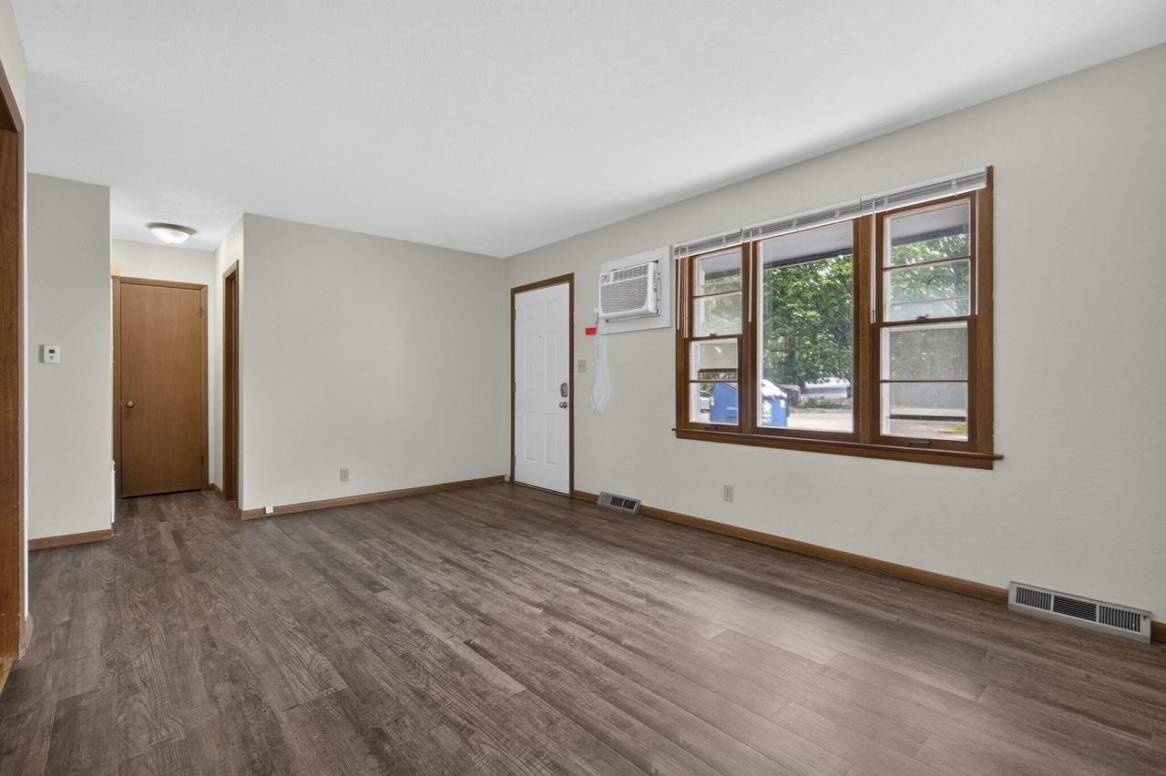 1009 E Walnut St #4 - Photo 6 of 24