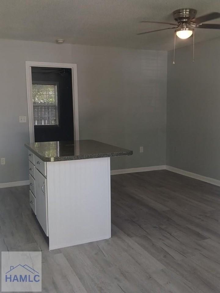 131 Rolland St - Photo 4 of 8