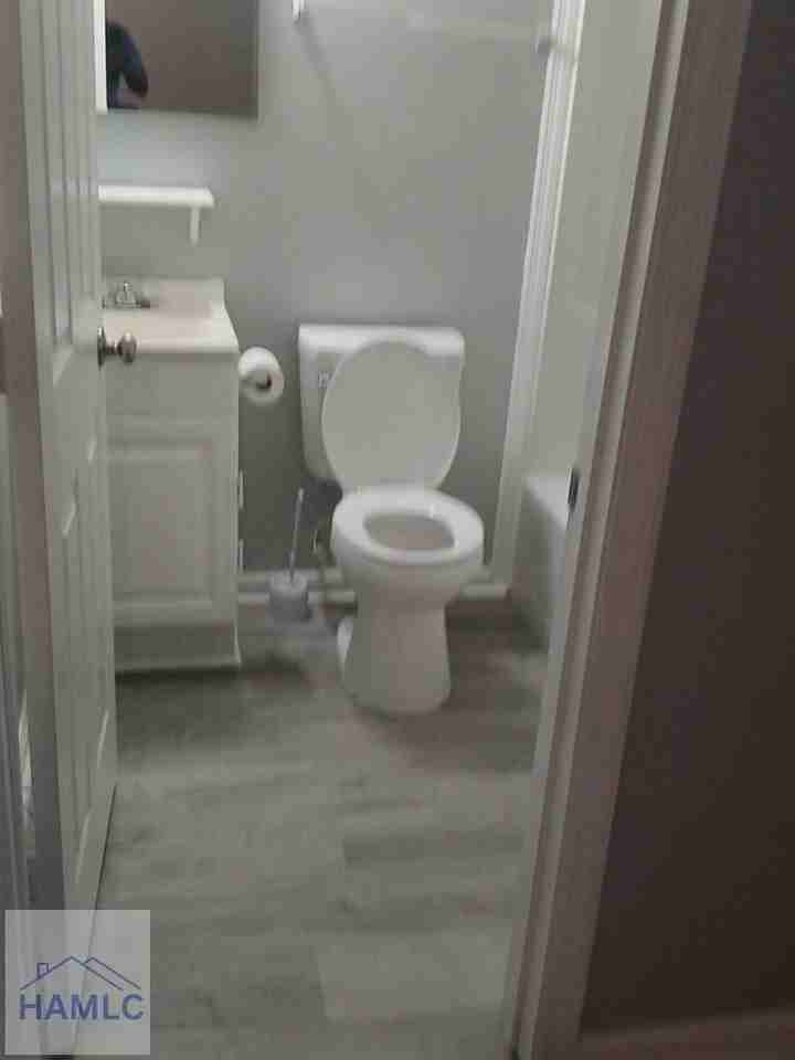 131 Rolland St - Photo 7 of 8