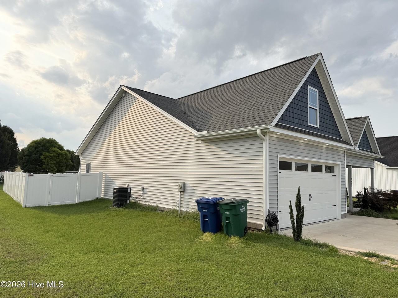 3804 Belfair Dr - Photo 4 of 33