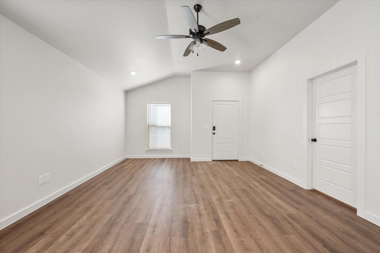 614 E 16th St - Photo 4 of 12