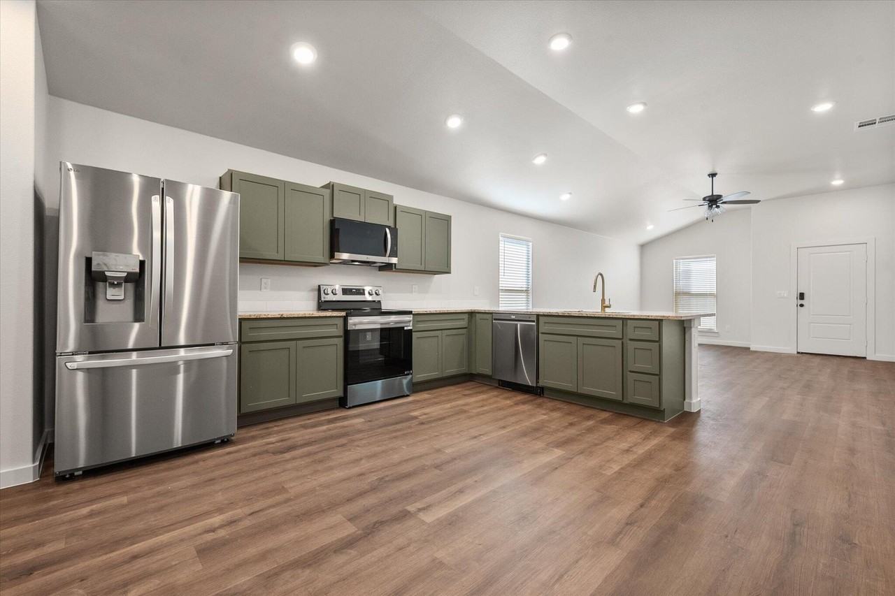 614 E 16th St - Photo 5 of 12