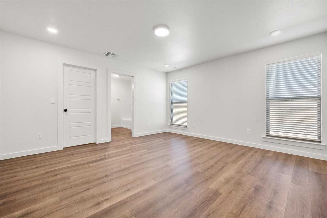 614 E 16th St - Photo 7 of 12