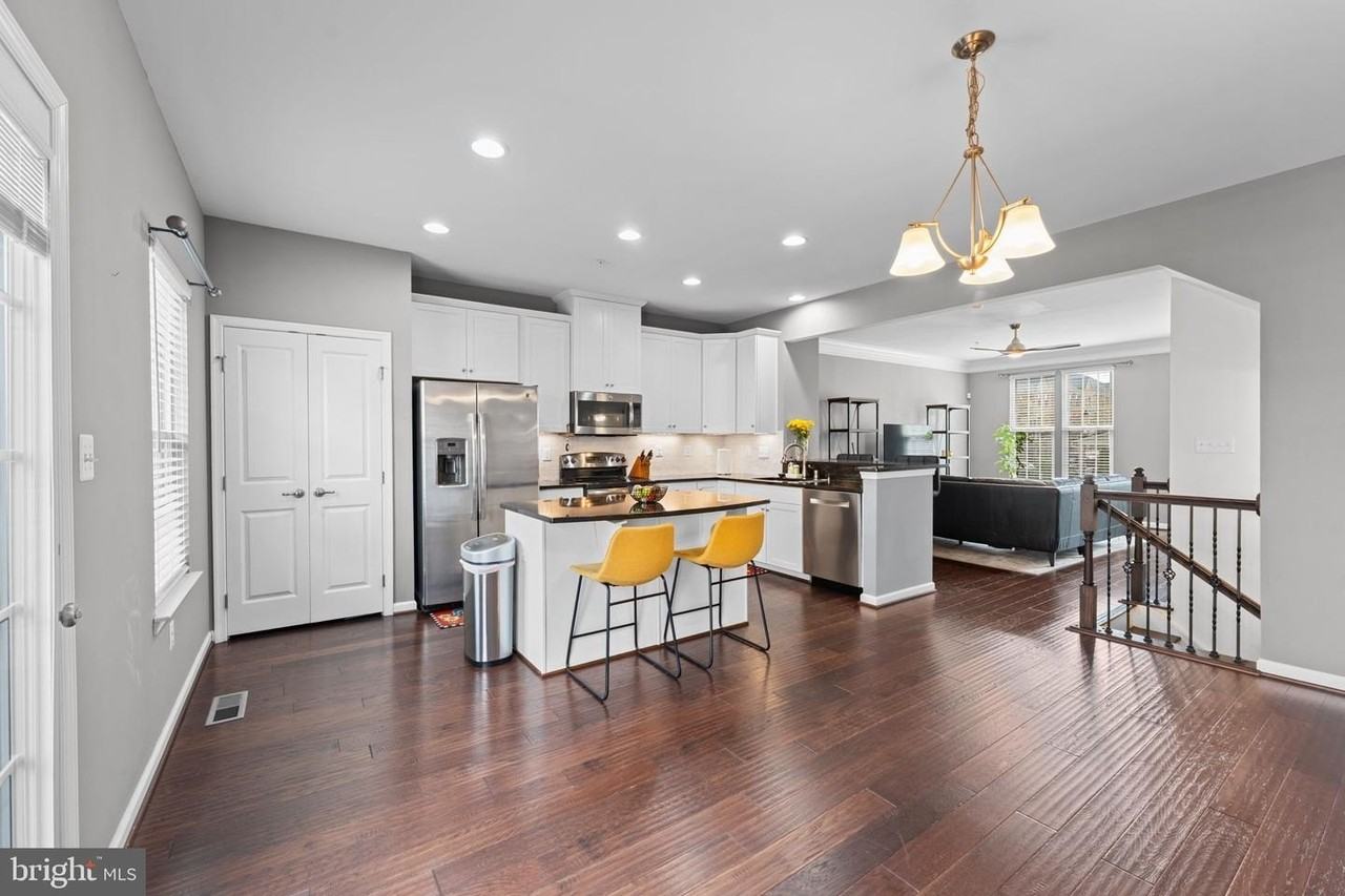 4662 Hudson St - Photo 4 of 21