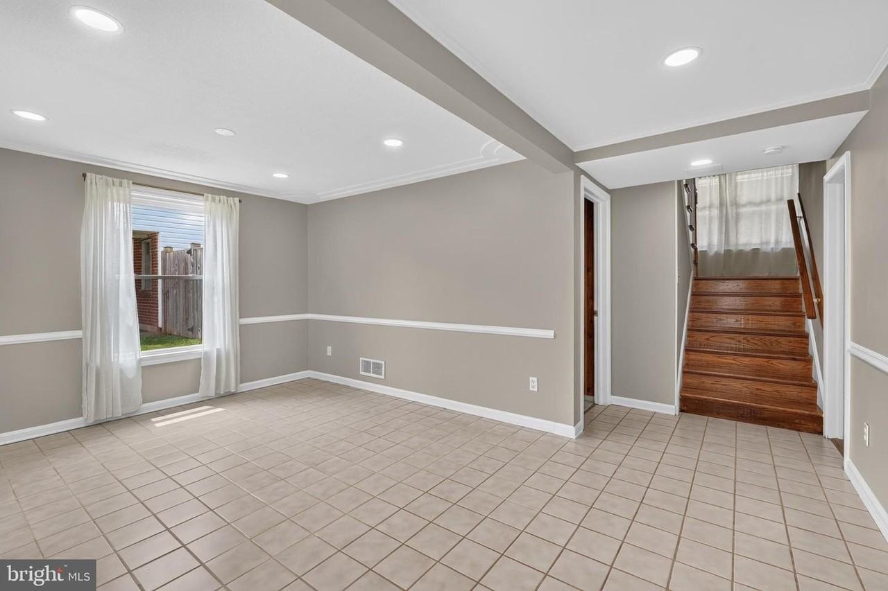 7027 Jefferson Ave - Photo 2 of 26