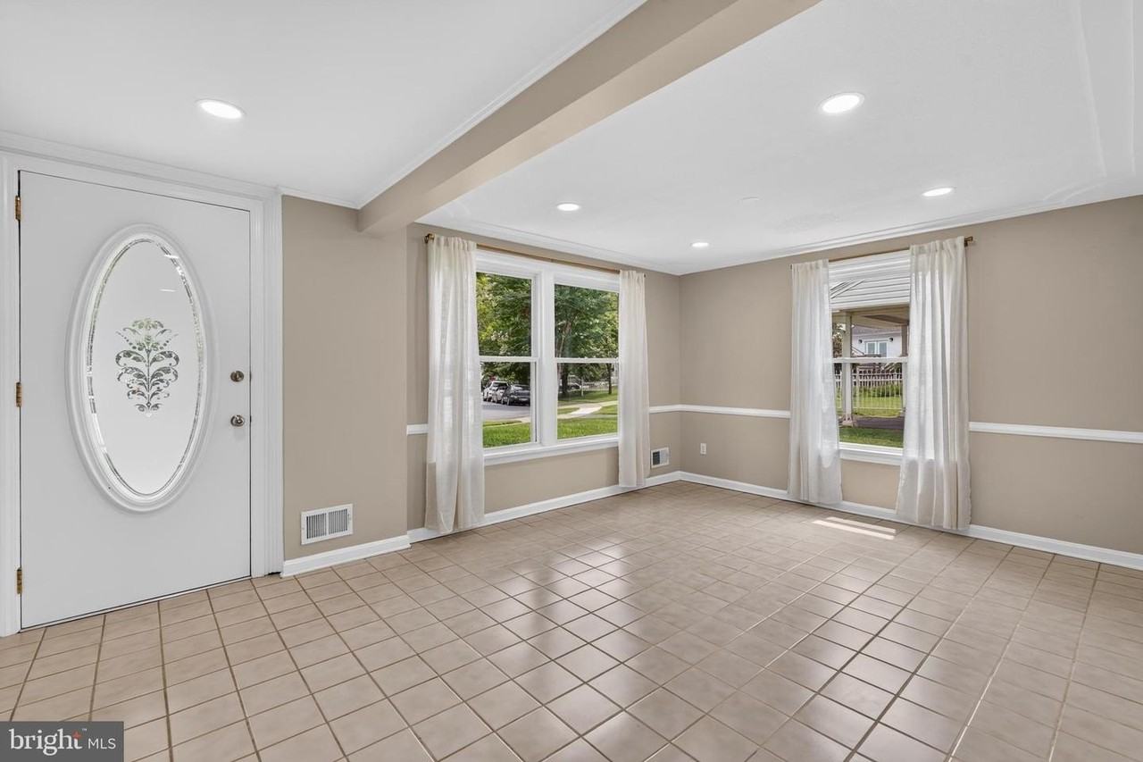 7027 Jefferson Ave - Photo 3 of 26