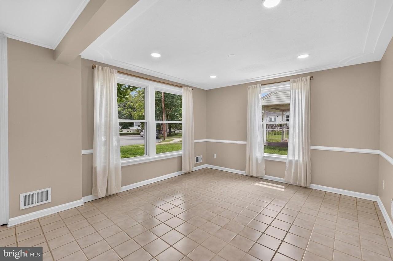7027 Jefferson Ave - Photo 4 of 26