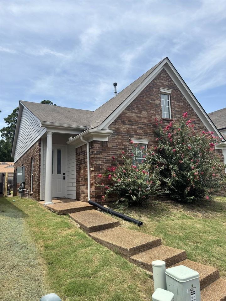 1237 Travers Ln
