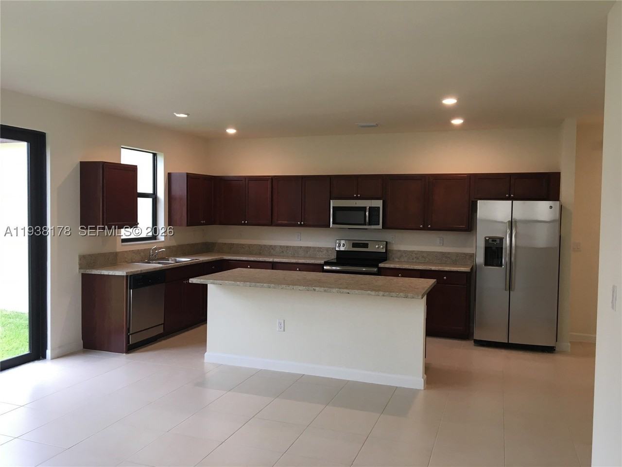 191 Se 35th Ave - Photo 5 of 50