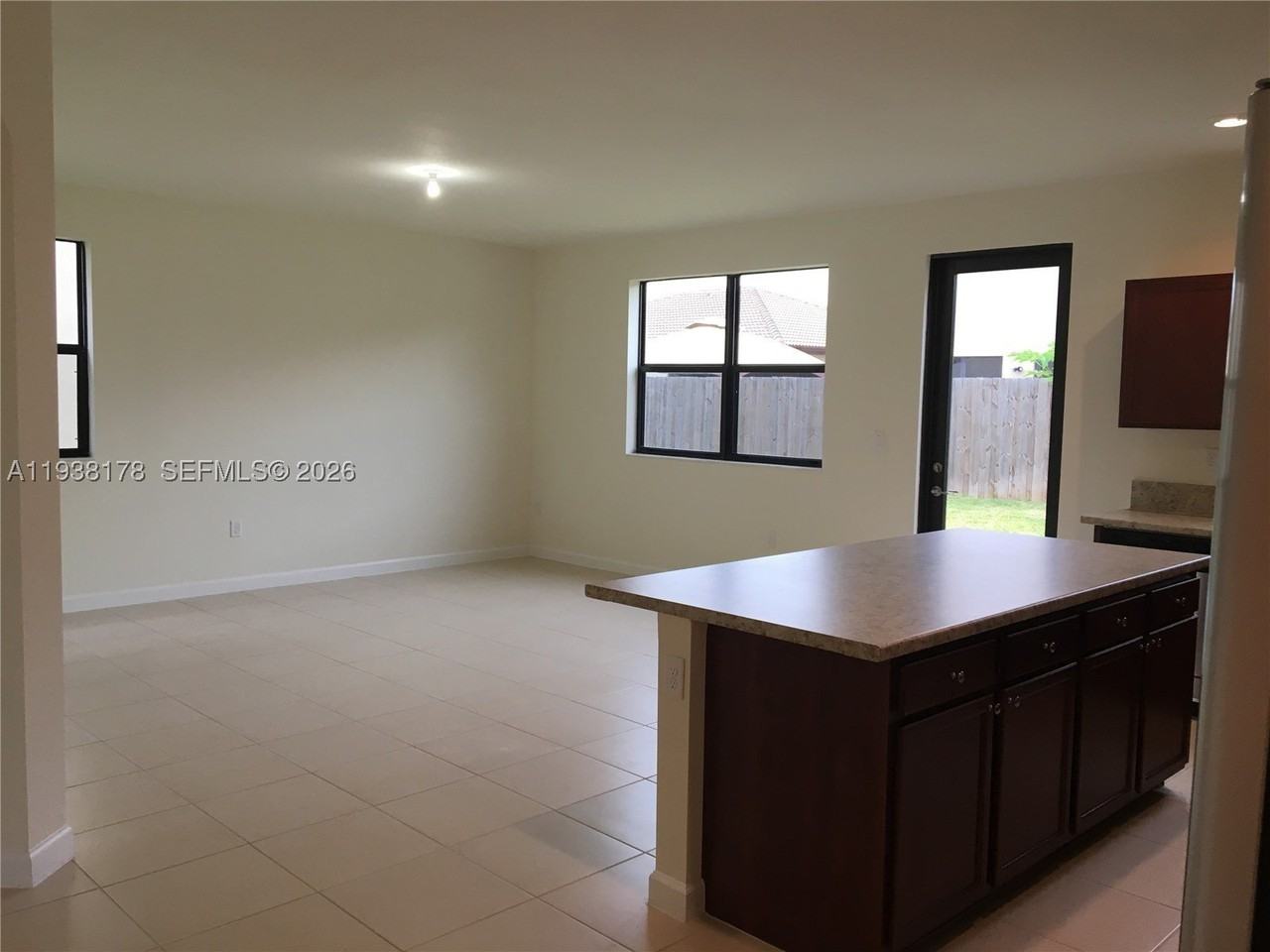 191 Se 35th Ave - Photo 6 of 50
