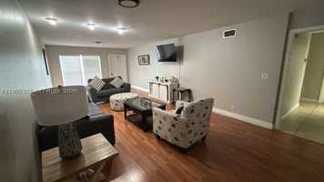 featured image of 1120 Ne 24th Ave #1