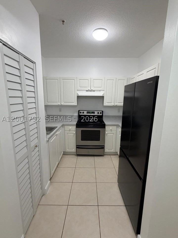 1300 Ne 109th St #404 - Photo 4 of 14