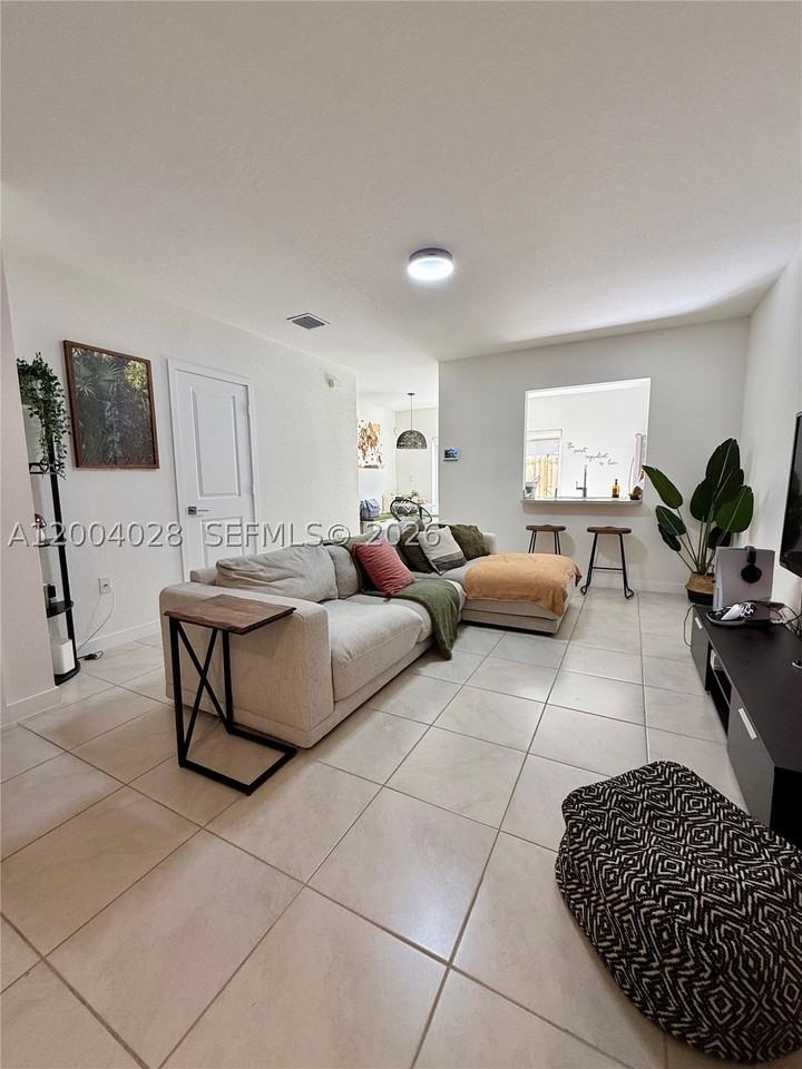 487 Ne 5th St - Photo 2 of 17