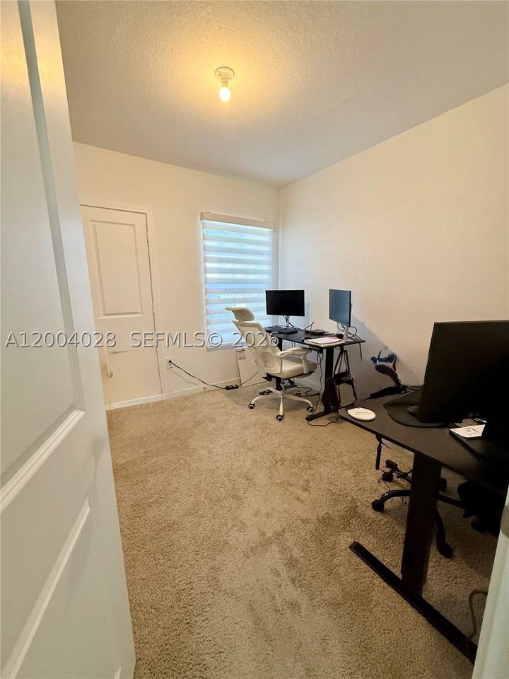 487 Ne 5th St - Photo 4 of 17