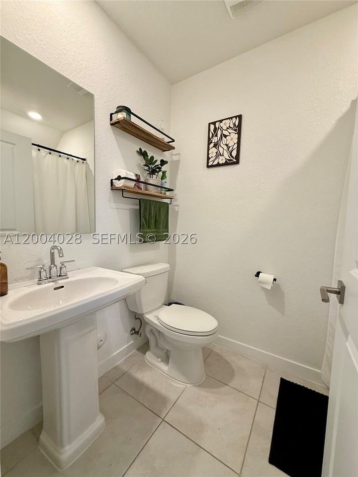 487 Ne 5th St - Photo 5 of 17