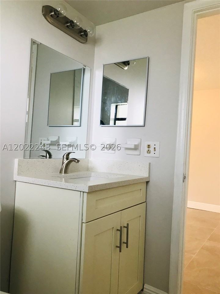 565 Nw 100th Pl #203 - Photo 5 of 10