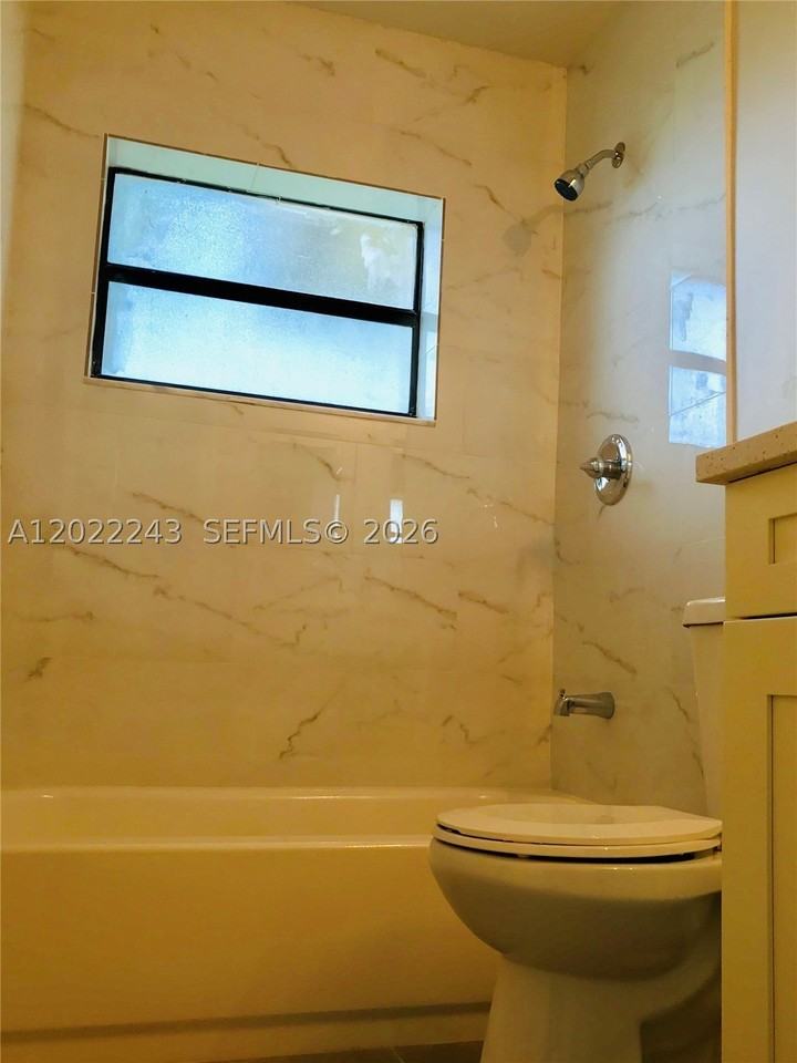 565 Nw 100th Pl #203 - Photo 7 of 10