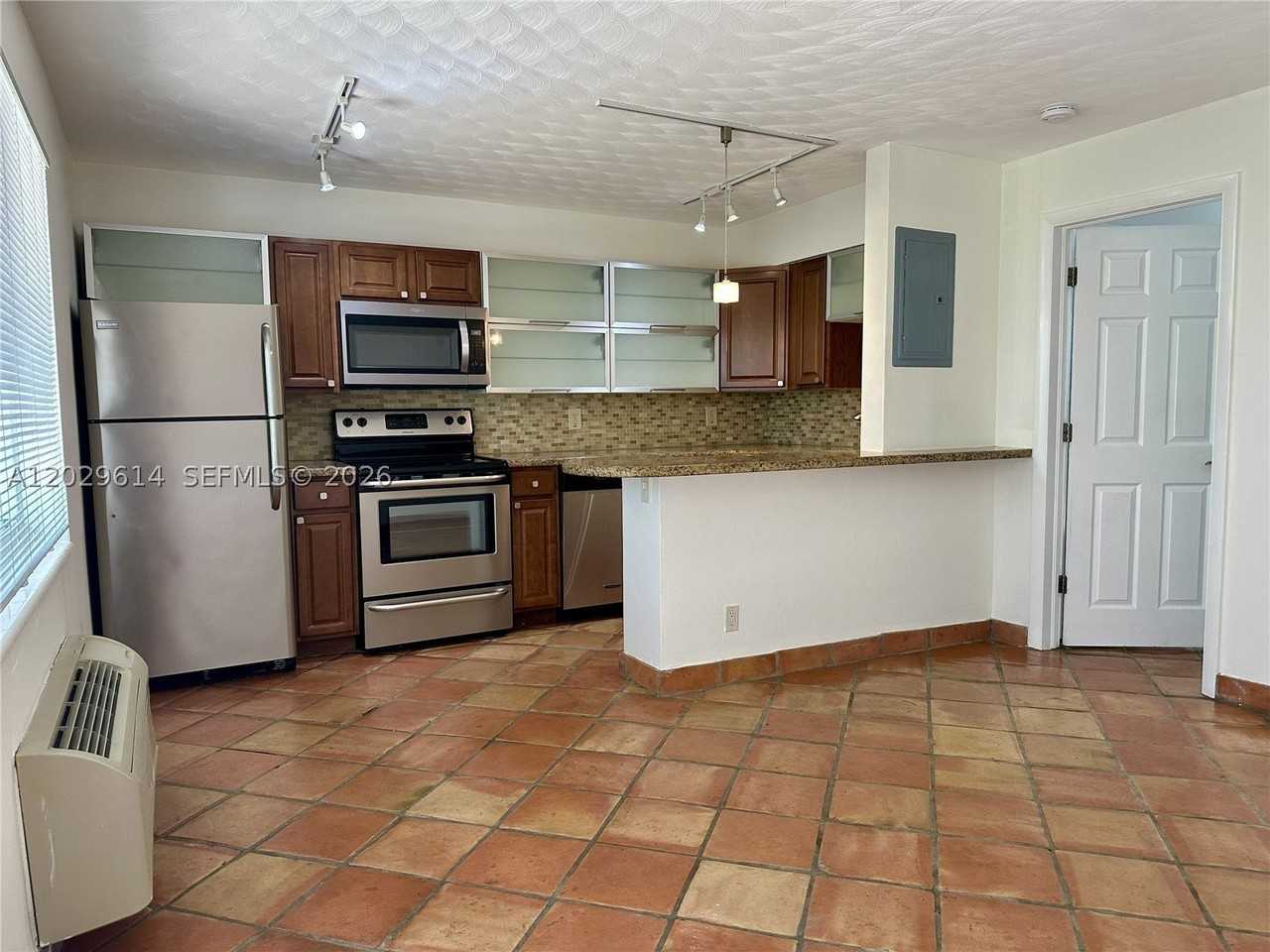 1324 Ne 16th Ave #2 - Photo 6 of 21