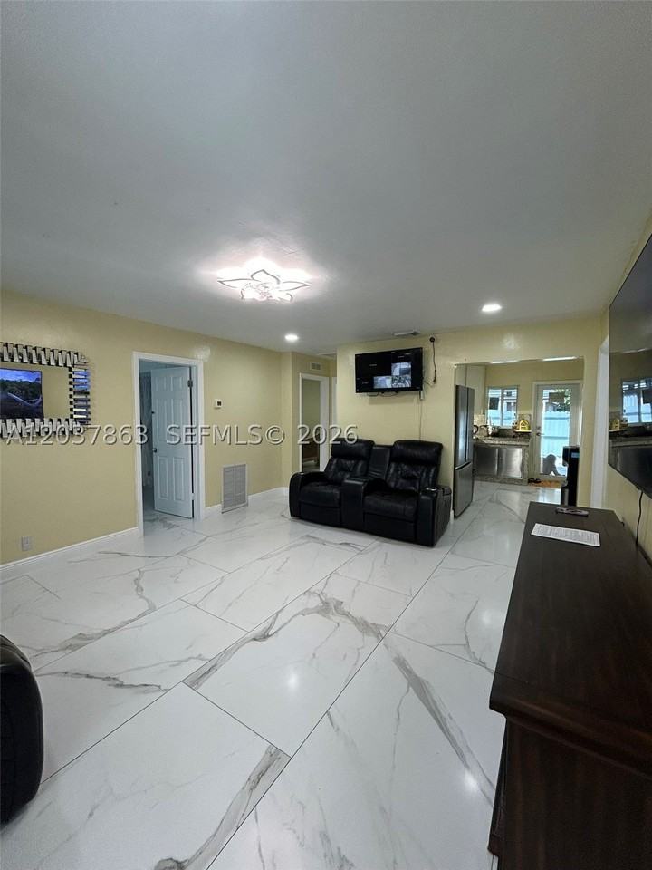 5157 Ne 5th Ave #1