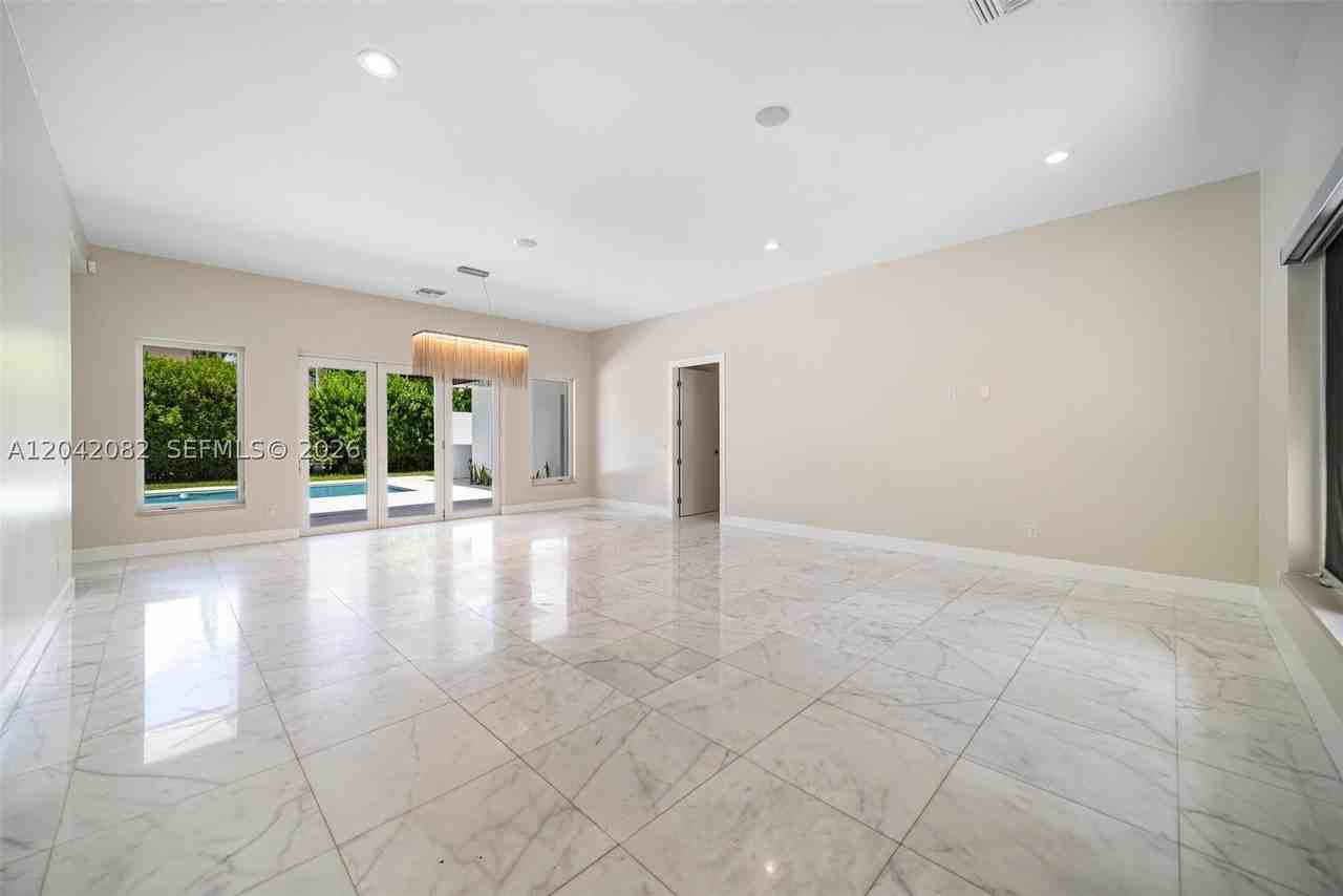 511 Madeira Ave - Photo 4 of 25