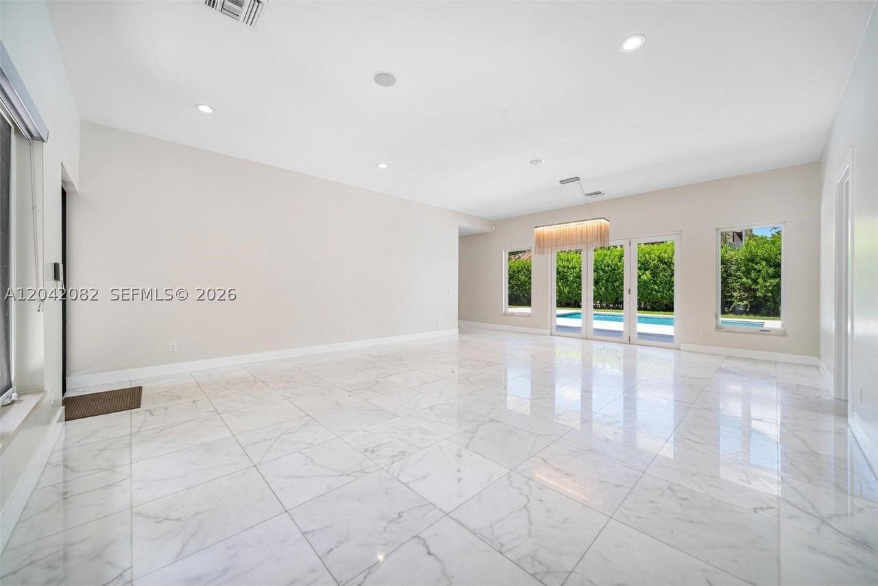 511 Madeira Ave - Photo 5 of 25