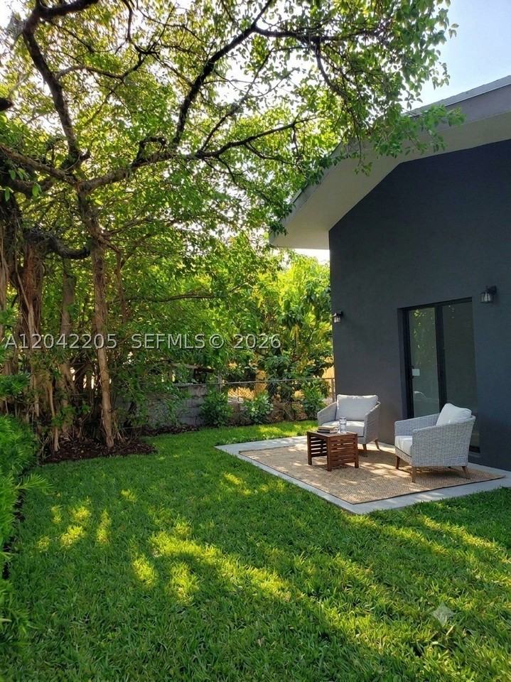 313 Ne 169th St - Photo 2 of 22