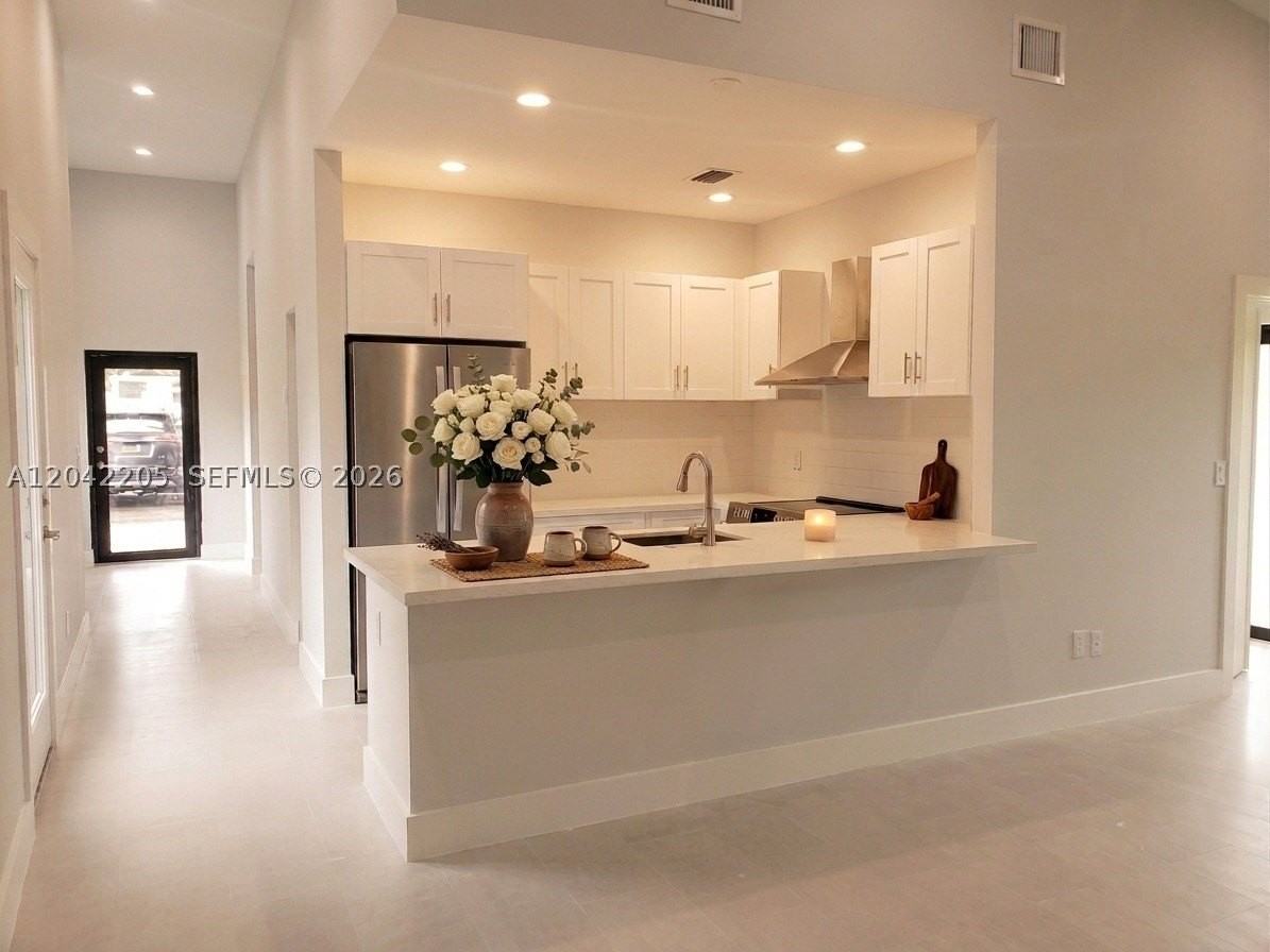 313 Ne 169th St - Photo 3 of 22