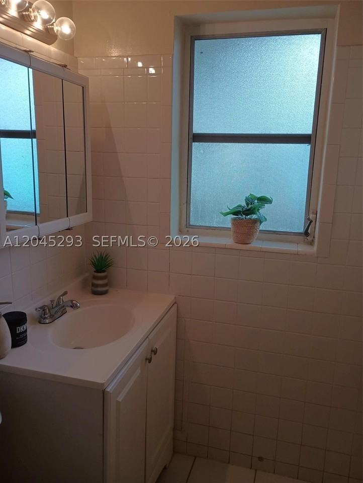 1433 Sw 24th Ct #2 - Photo 7 of 8