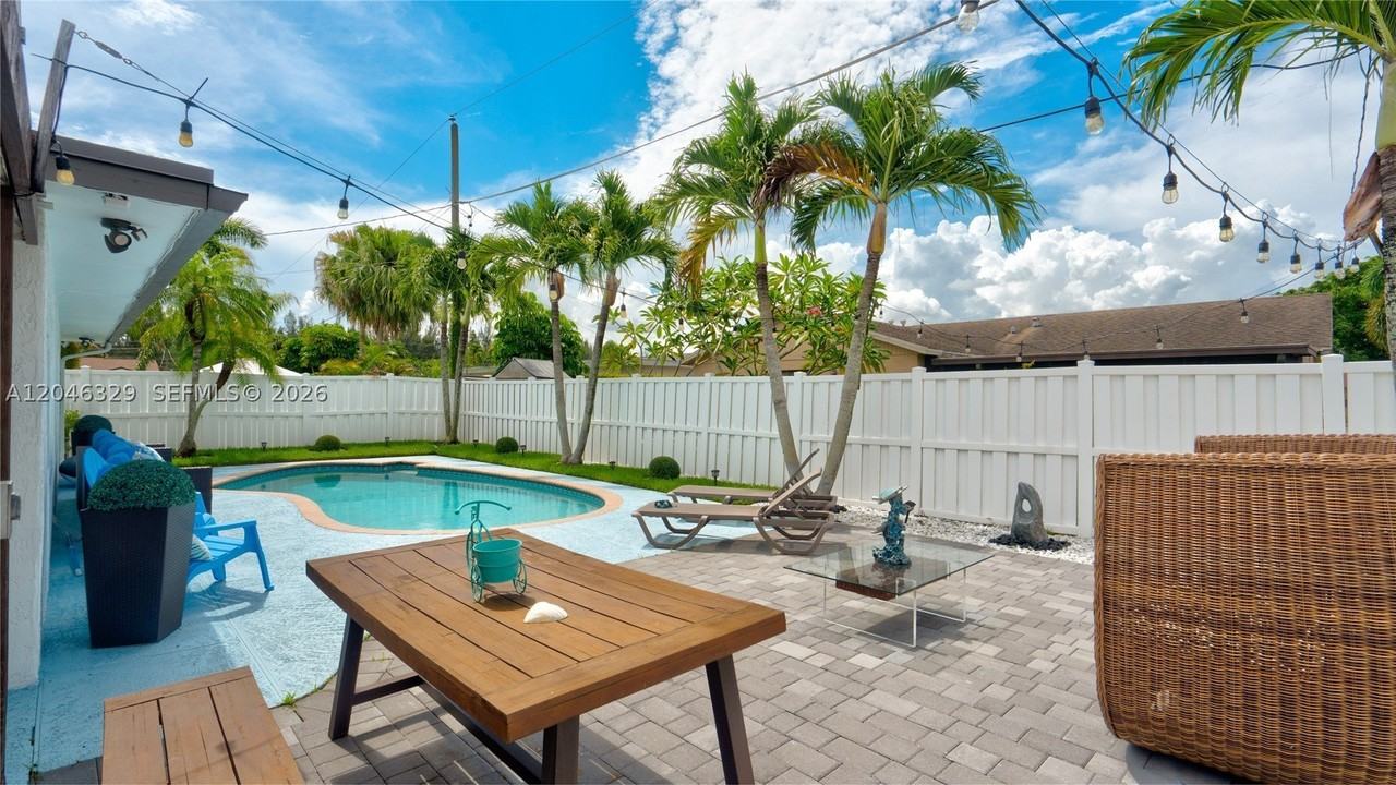 11370 Nw 46th Pl - Photo 4 of 50