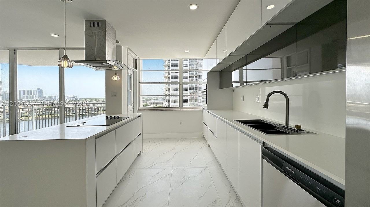 18061 Biscayne Blvd #1204 - Photo 5 of 30