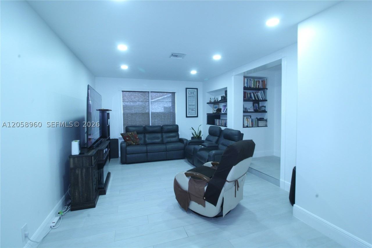 6486 Woodbury Rd - Photo 4 of 31