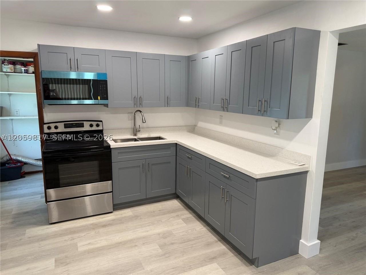 221 Ne 1st Ter #2 - Photo 4 of 15