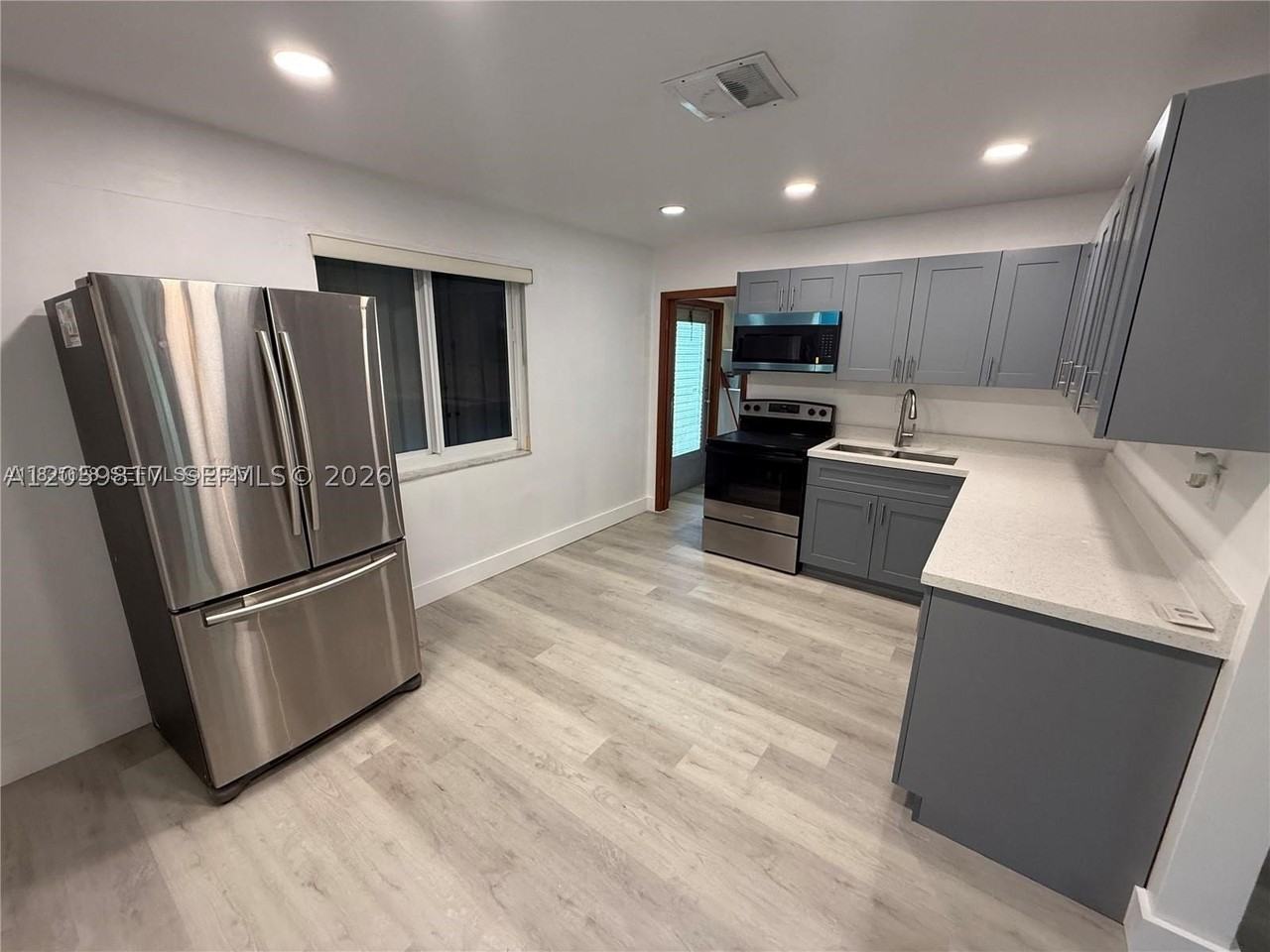 221 Ne 1st Ter #2 - Photo 5 of 15