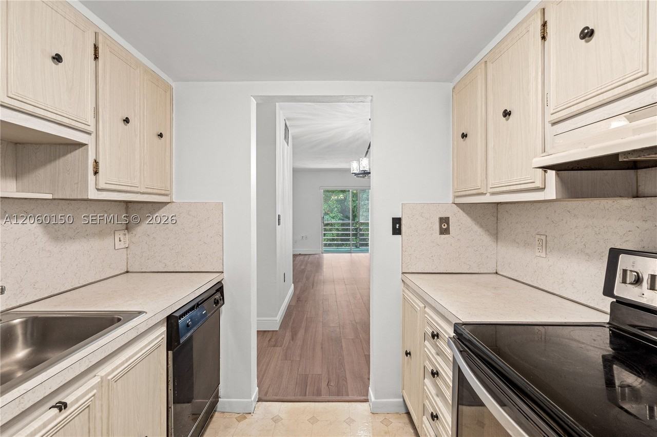 15888 Sw 95th Ave #317 - Photo 6 of 19