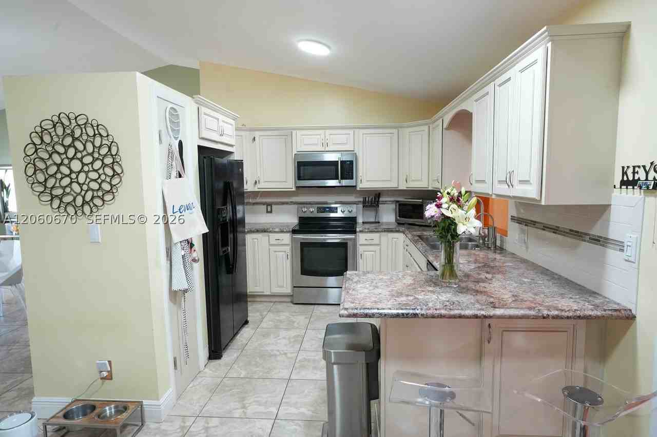 2304 Se 8th Ter - Photo 4 of 9