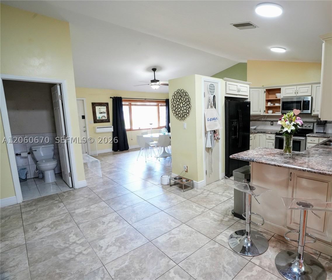 2304 Se 8th Ter - Photo 5 of 9