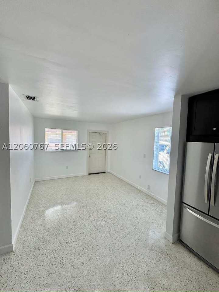 626 W 17th St #626 - Photo 3 of 9