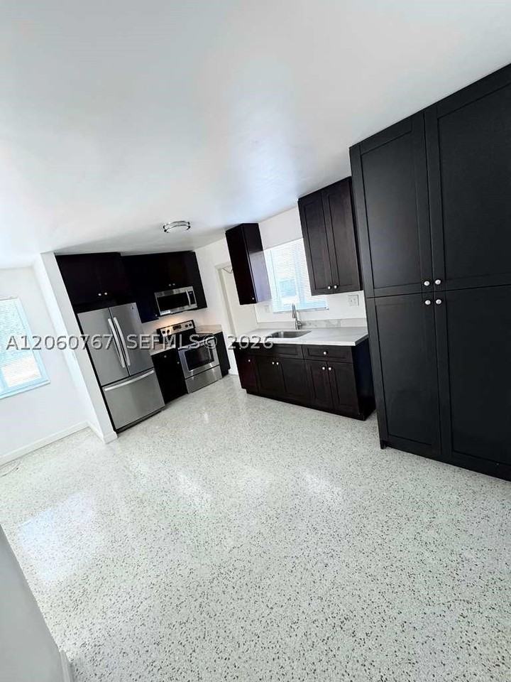 626 W 17th St #626 - Photo 4 of 9