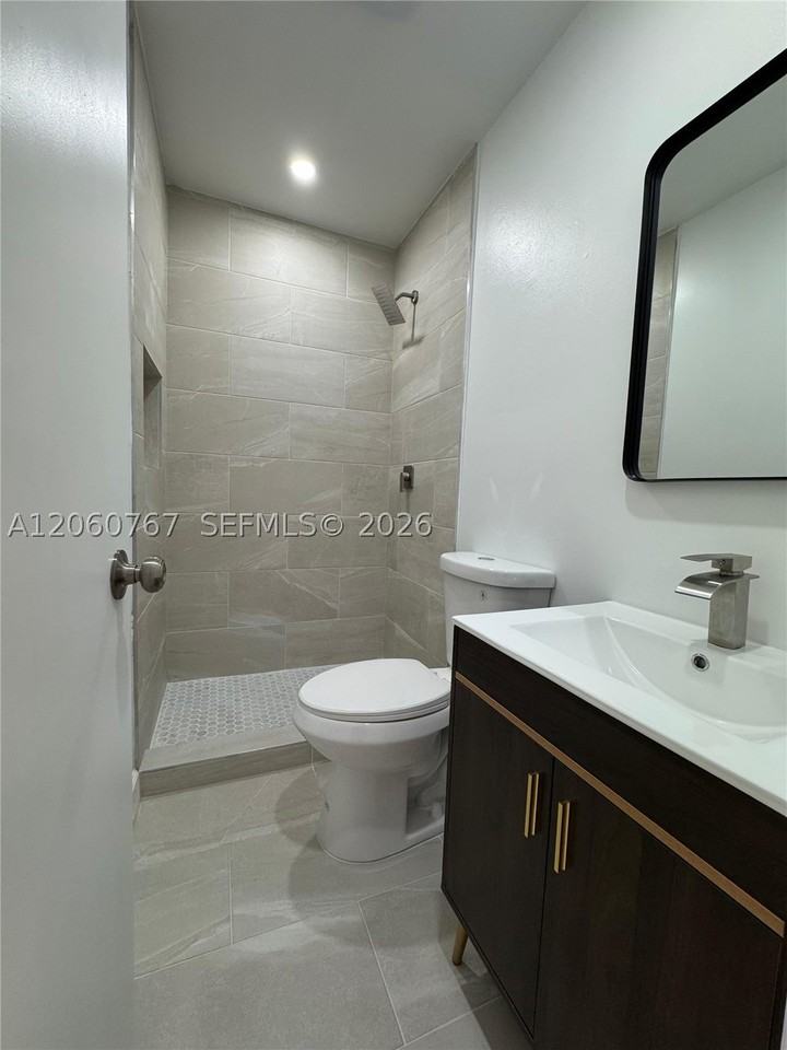 626 W 17th St #626 - Photo 7 of 9