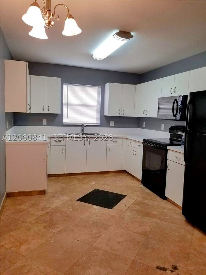 2761 Nw 6th St #2761 - Photo 6 of 32